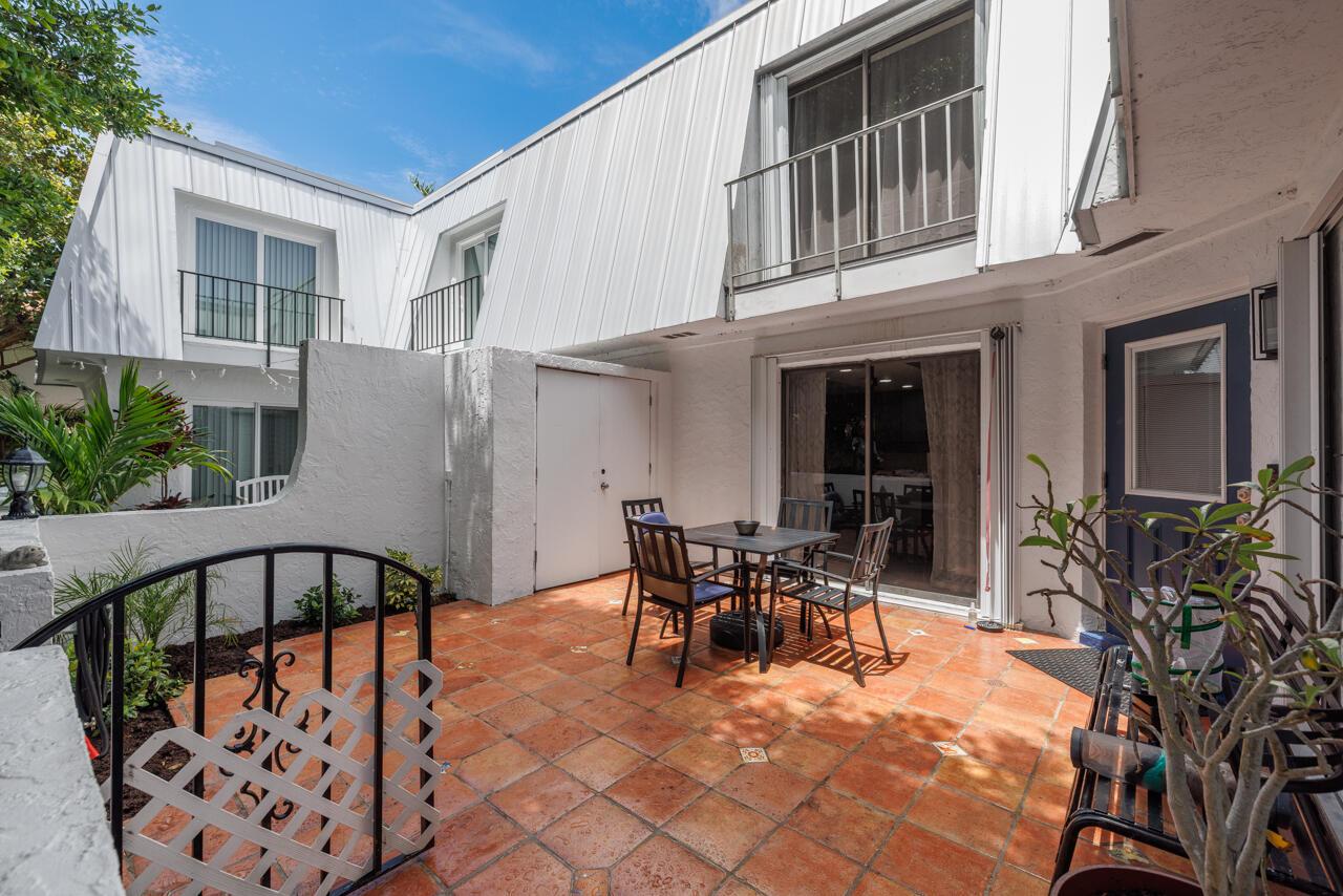 Image 3: Courtyard 1