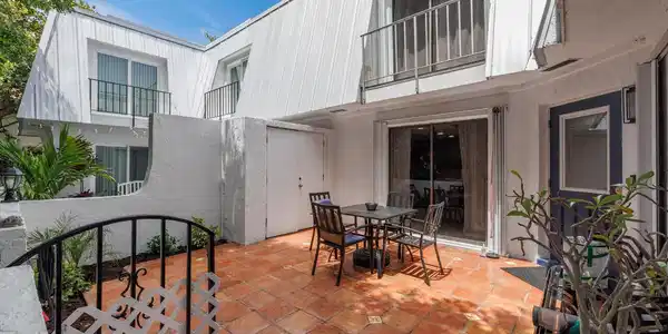 Image 3: Courtyard 1