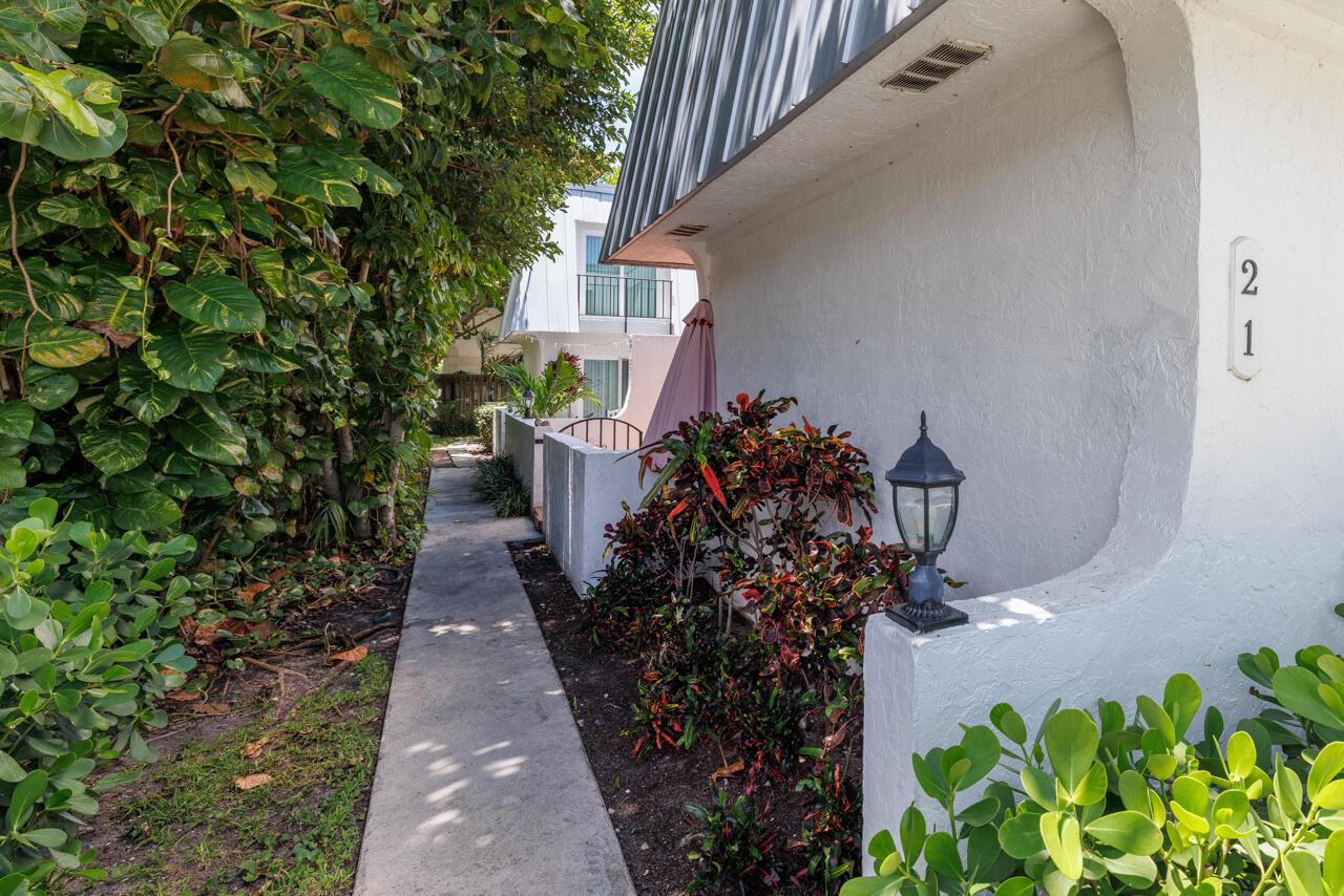 Image 4: Pathway to Courtyard Entrance 1