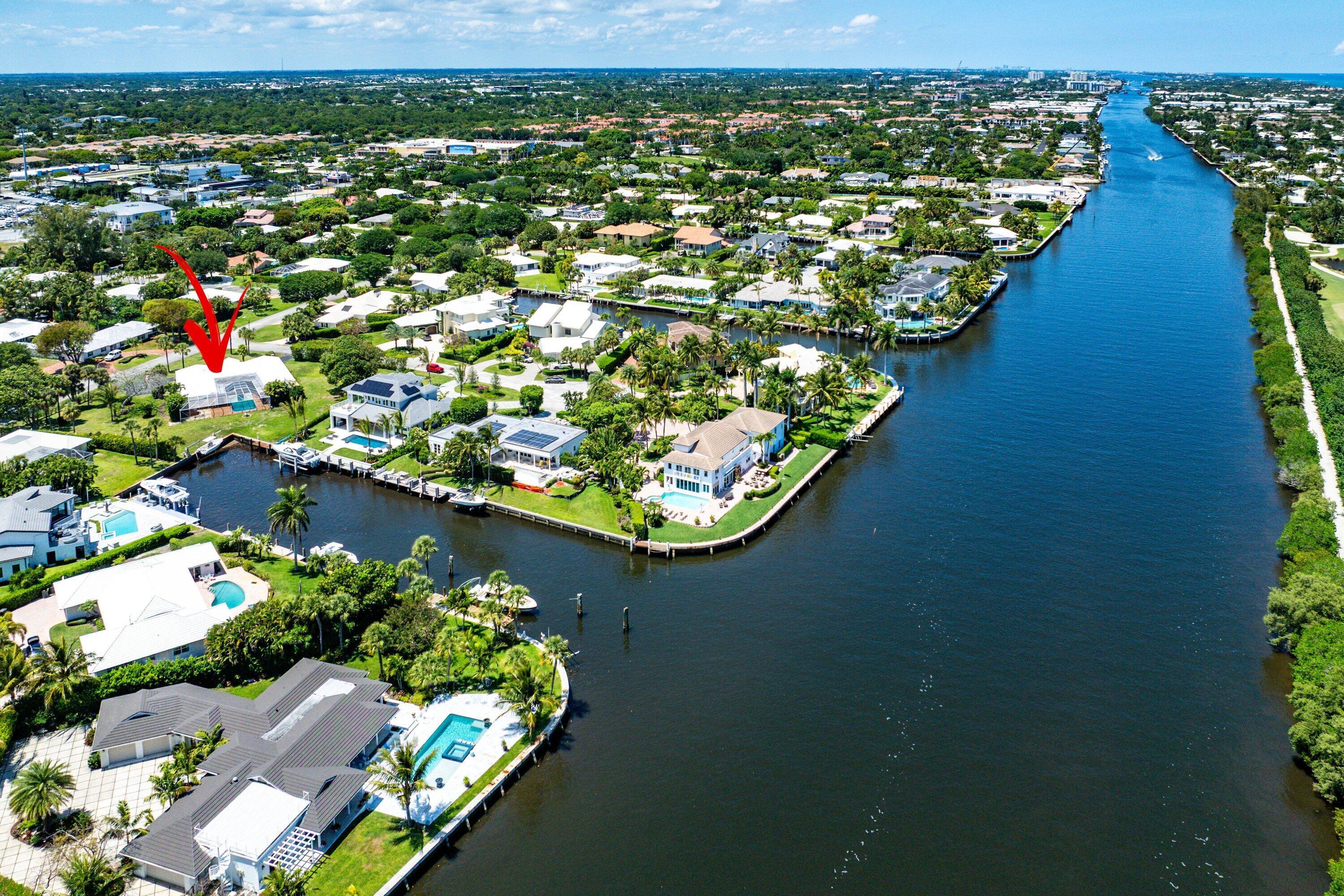 Image 3: 920 Emerald Row (57)