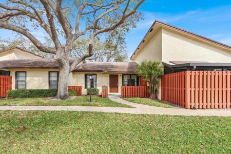 8091 SE Villa Circle
