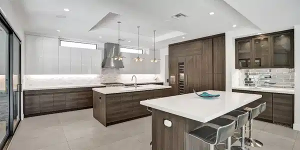 Image 4: Spacious kitchen with built in custom bar.