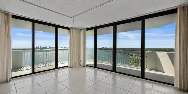 115 Lakeshore Drive