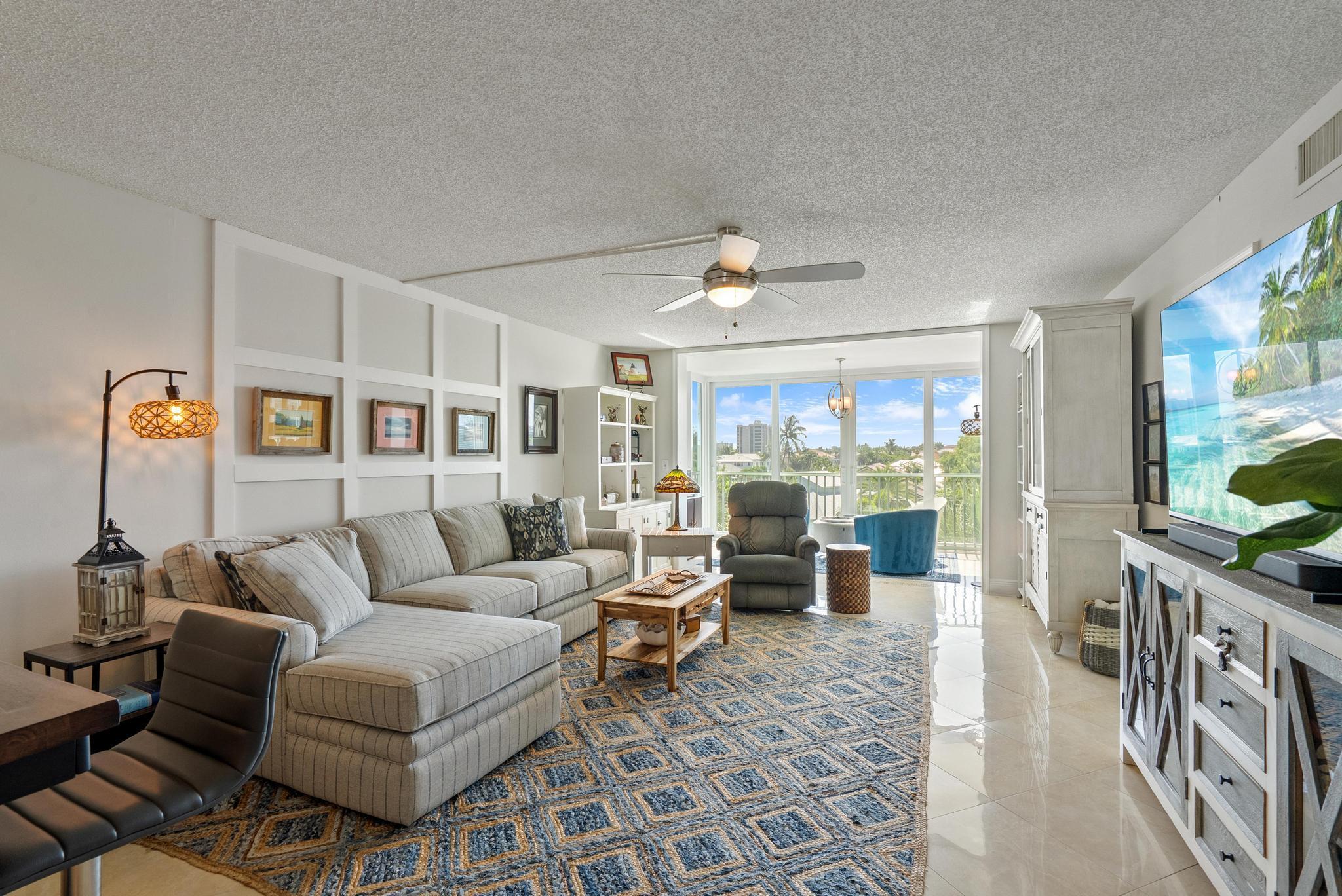 Image 3: Millwork and porcelain floors