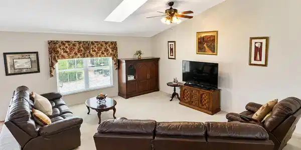 Image 3: Living Room