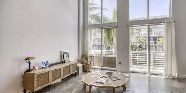 Image 4: Living Room