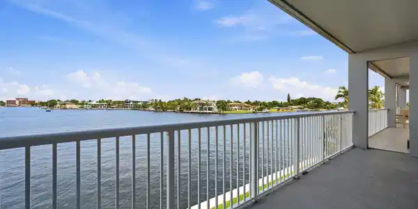 Image 3: 20_balcony