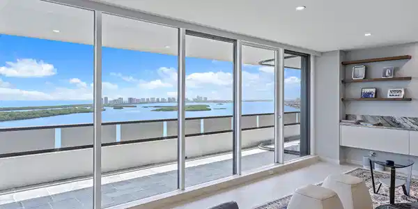Image 4: Living Room