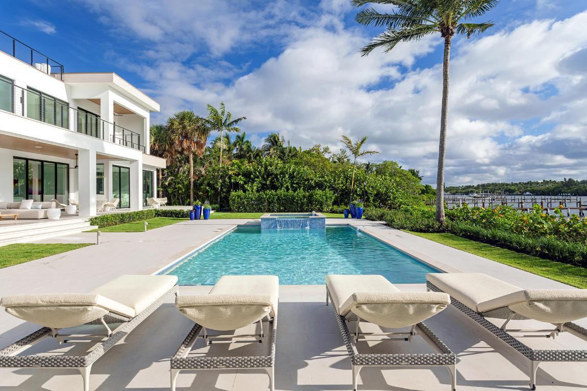 Image 3: Pool Lounges