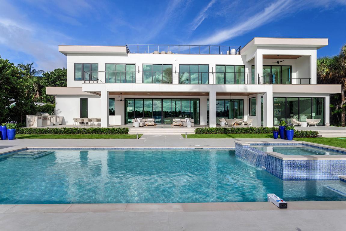 Image 4: Pool to Rear