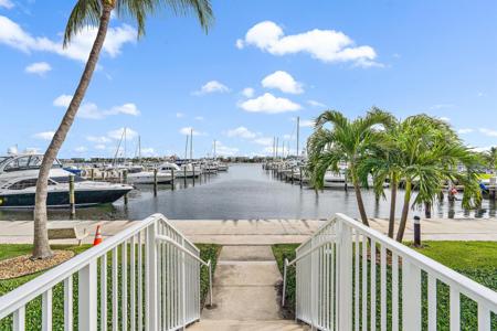 806 E Windward Way