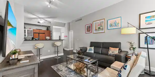 Image 4: 07 living room 03