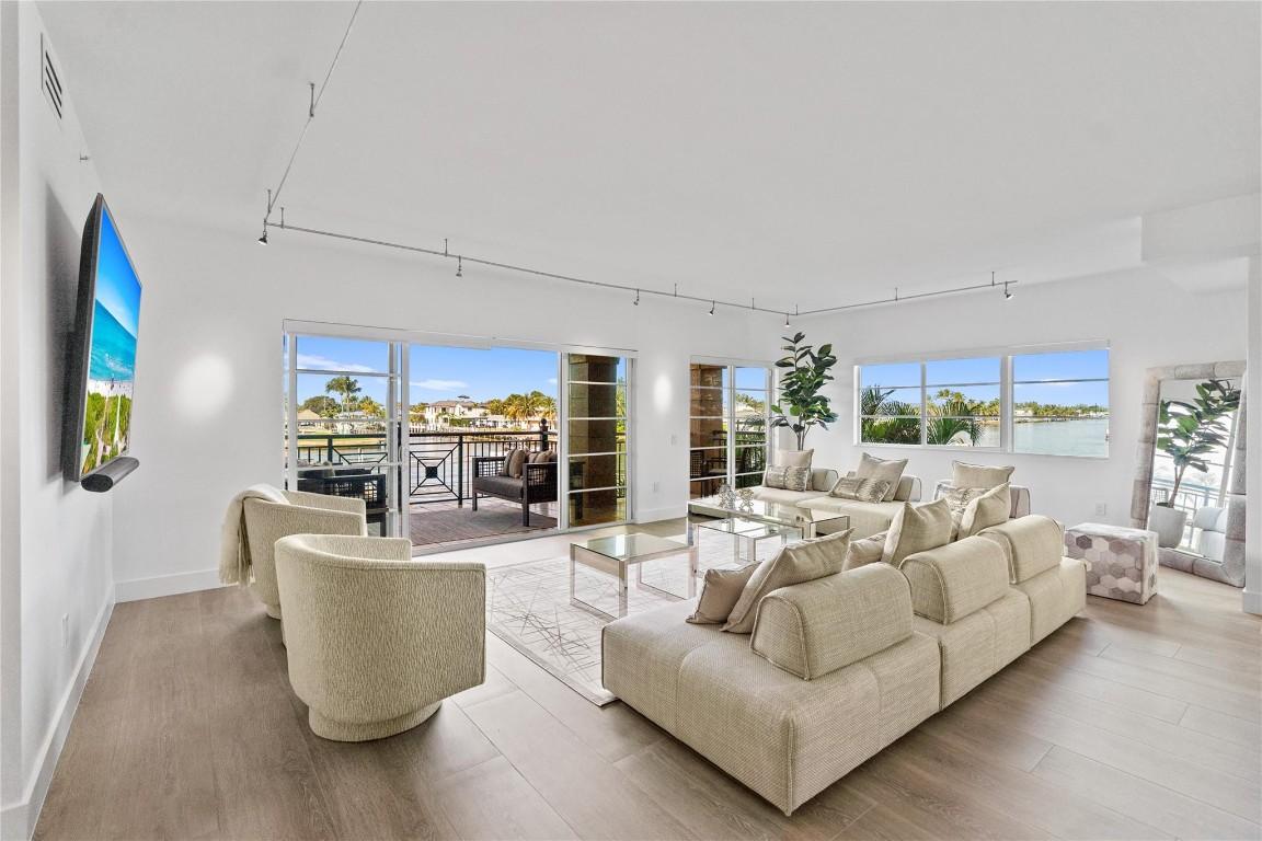 Image 4: LIVING/ DIRECT INTRACOASTAL