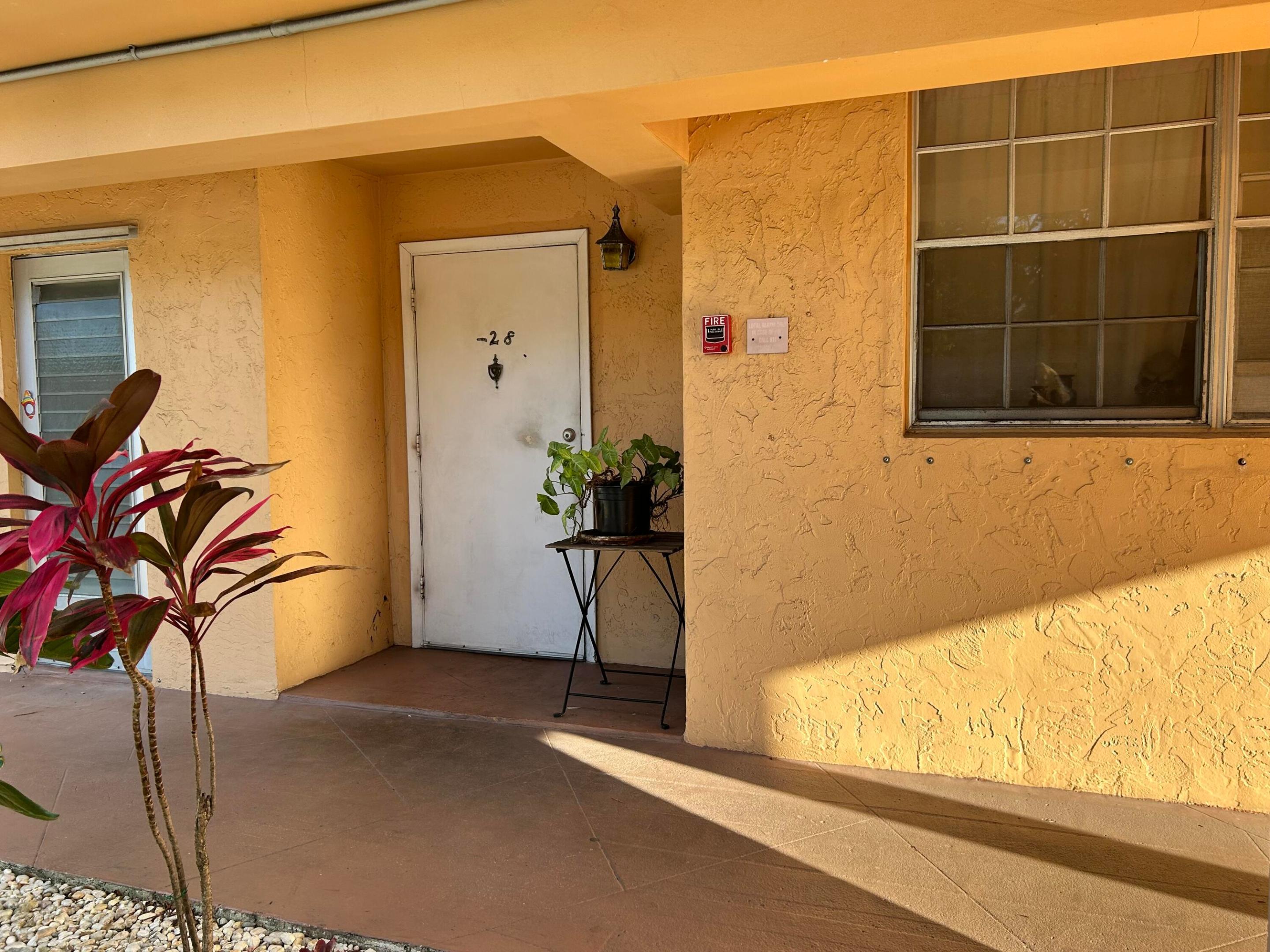 Image 3: Entry door