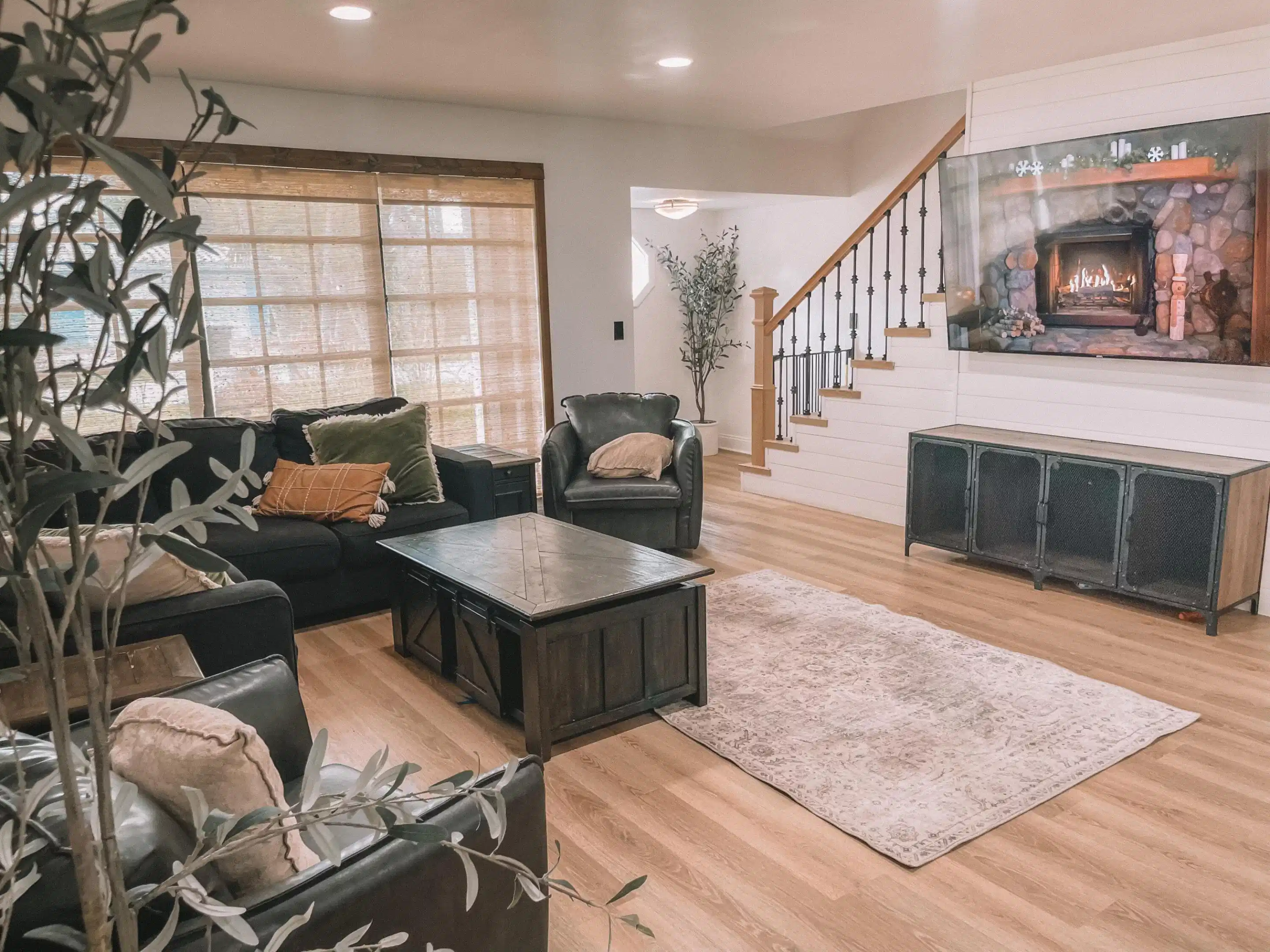 Image 1: Living room
