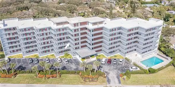 935 E Causeway Blvd