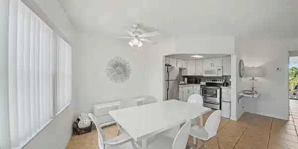 Image 4: Dining area