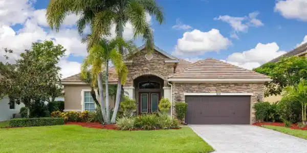 912 SW Sun Circle