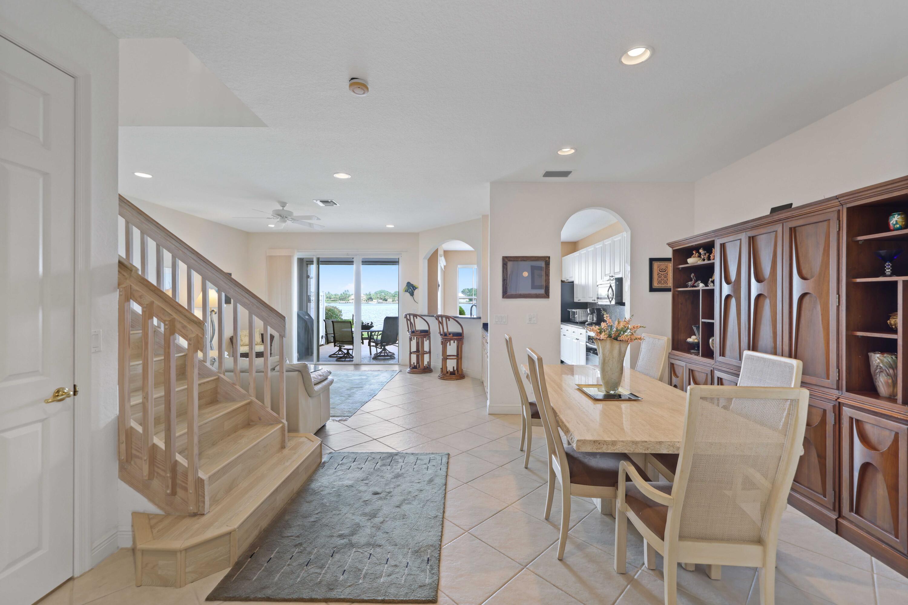 Image 4: Entry/Dining/Living