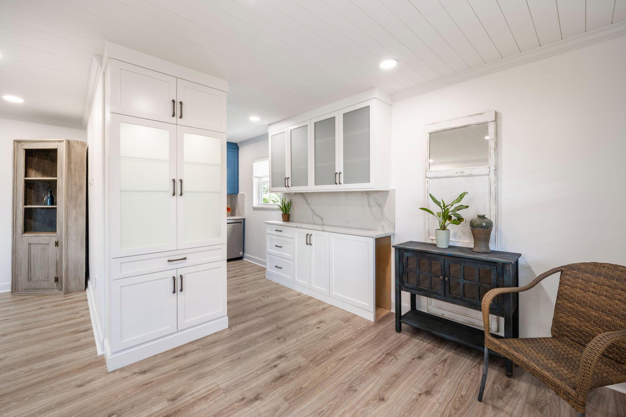Image 4: lighting in your cabinet