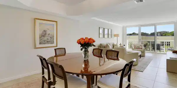 Image 3: Dining area