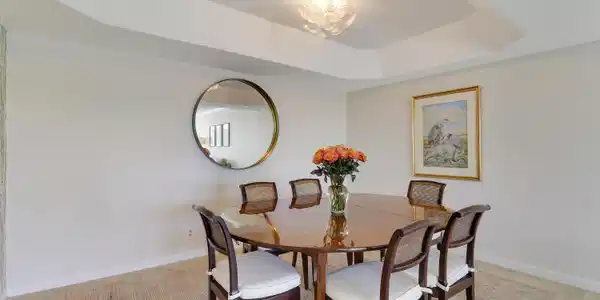 Image 4: Dining area