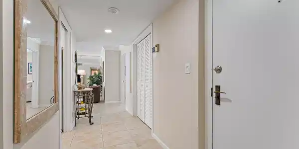 Image 3: Entry hall
