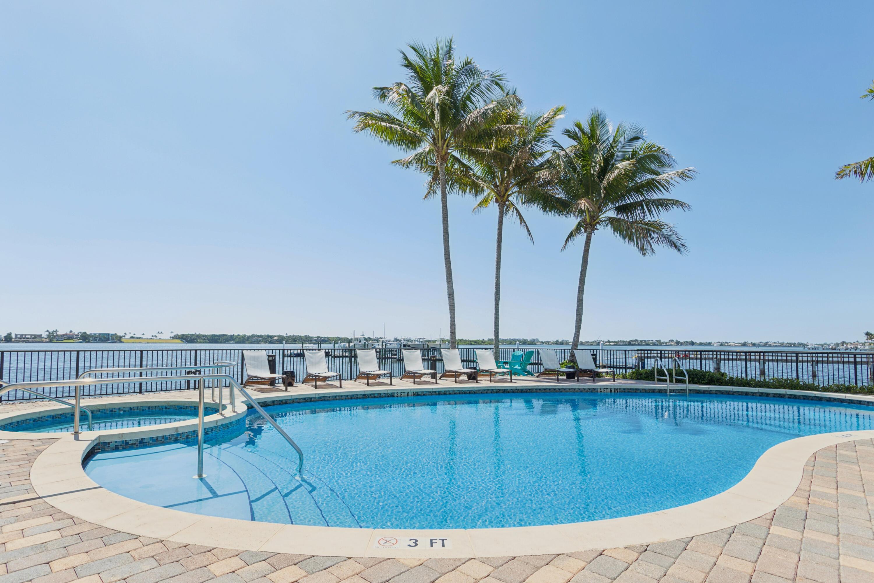 Image 3: Relax and enjoy the beautiful water views