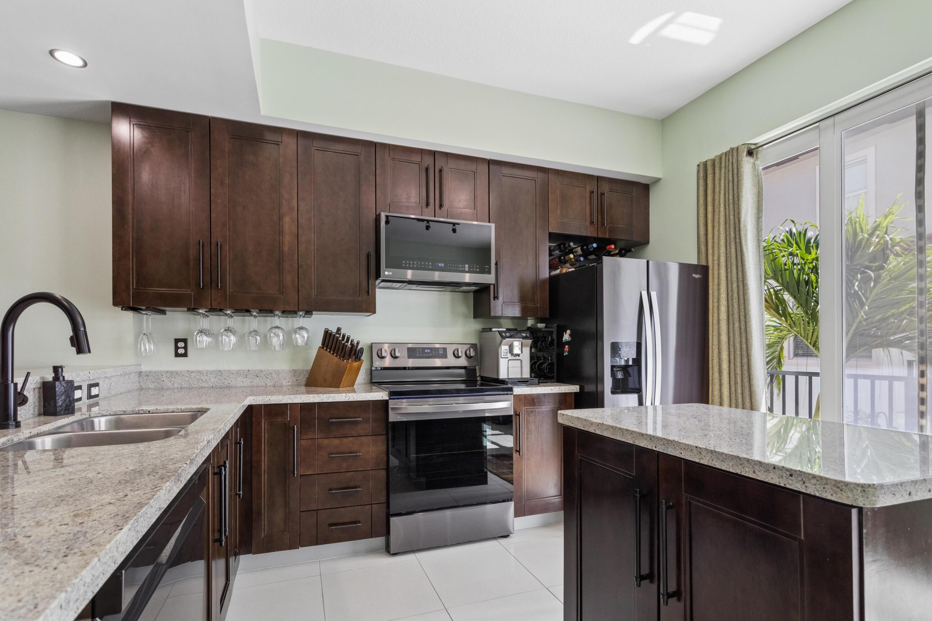 Image 4: Kitchen