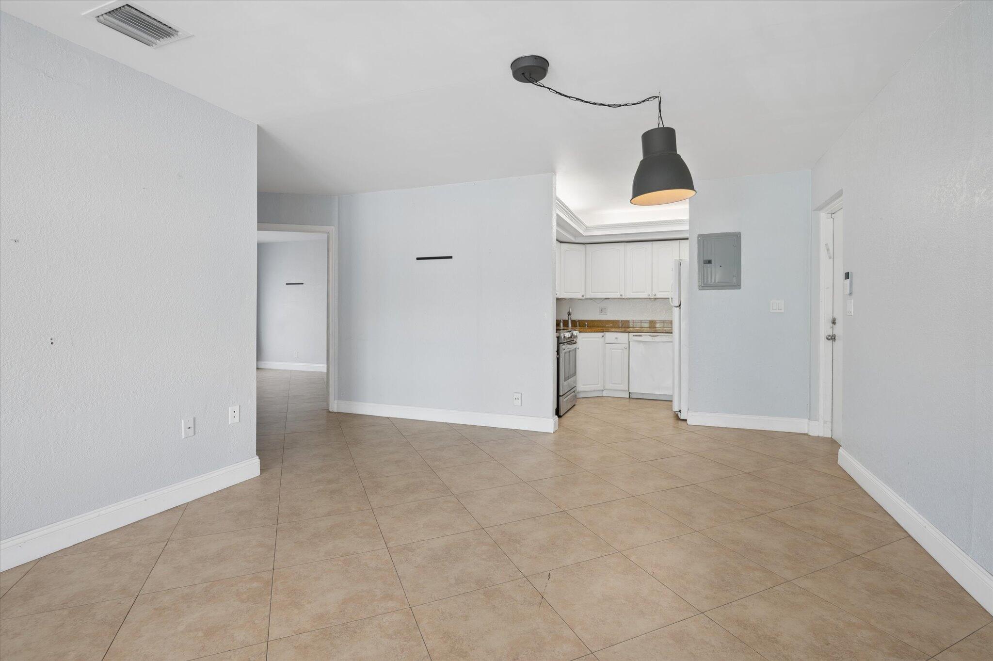 Image 4: 04-Carbonara-2420 SE 17th St #207C-4