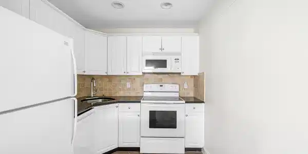 Image 4: 008-2455Northeast51stStreet-E102-FortLau