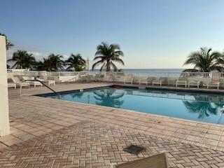 Image 4: Oceanfront pool