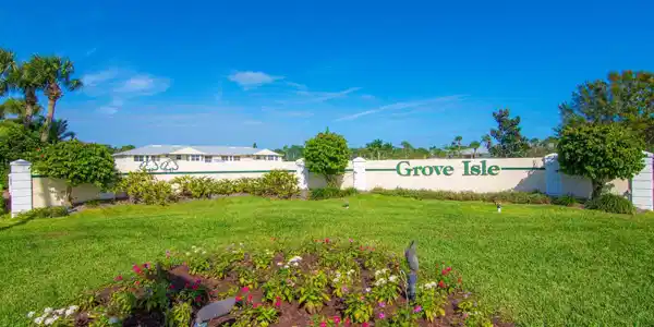 605 W Lake Jasmine Circle