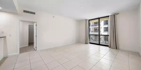 Image 4: 008-801SouthOliveAvenue-715-WestPalmBeac