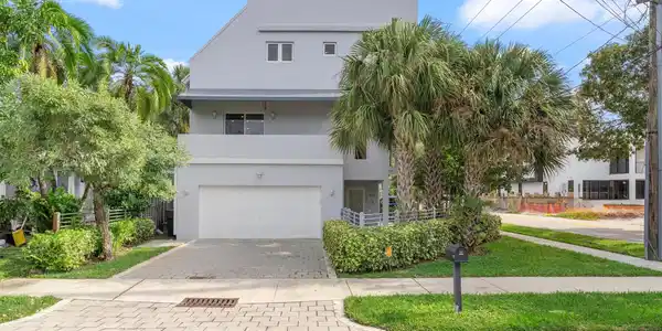 600 NE 10th Ave
