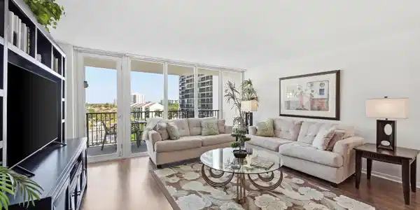 Image 3: Living Room