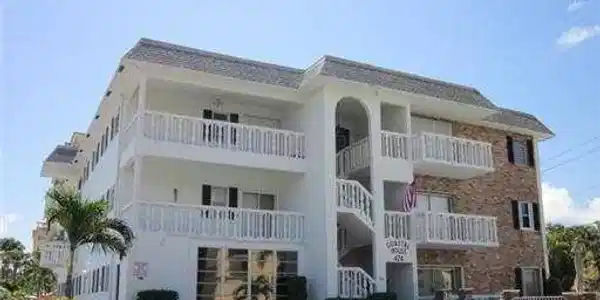 424 N Riverside Dr