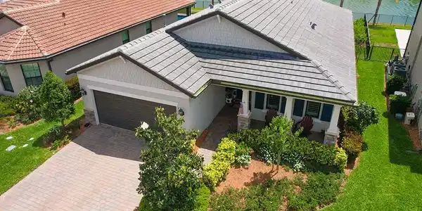 720 S E Boboli Way
