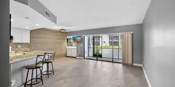 Image 4: main Room 3