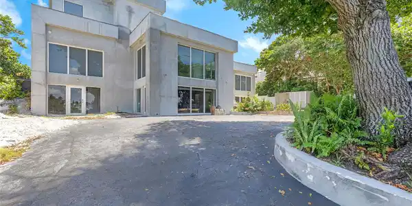 951 Hillsboro Mile