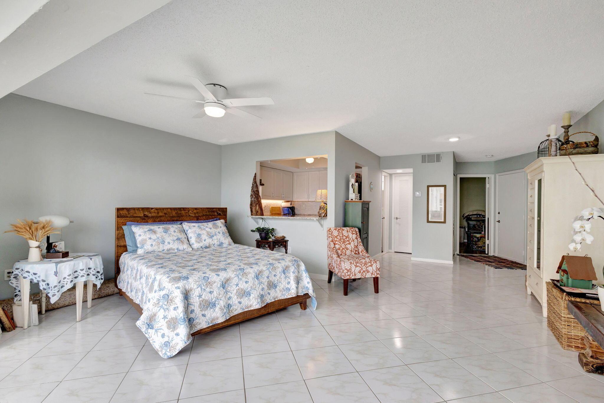 Image 4: Living Room