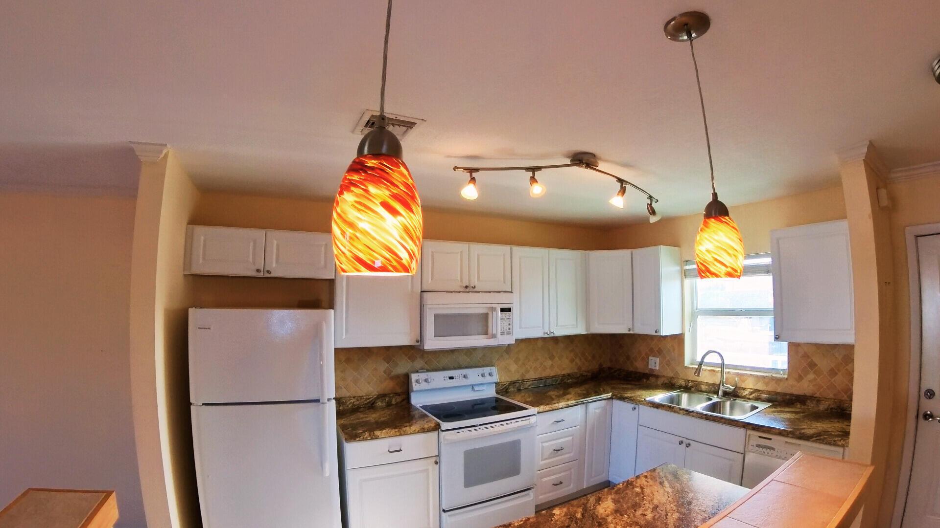 Image 4: Kitchen
