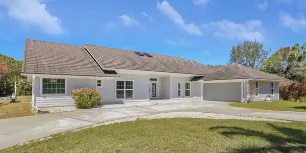 Image 3: House2-54