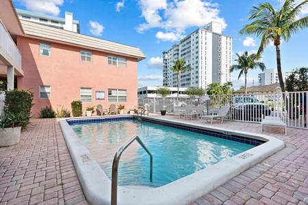 1450 N Riverside Dr