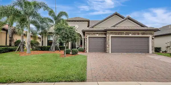 305 SE Huntington Circle