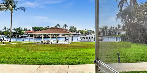 230 N Federal Highway