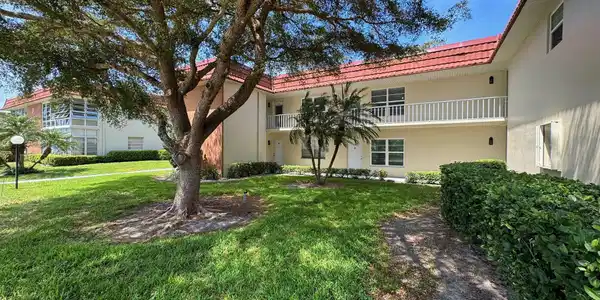 1 Vista Palm Lane