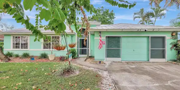 307 SE Navy Avenue