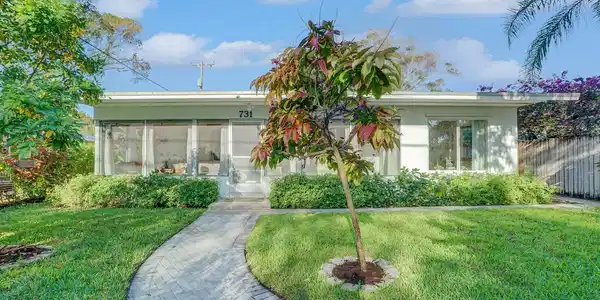 731 S Lakeside Dr