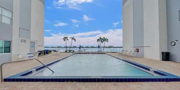 1516 S Lakeside Drive